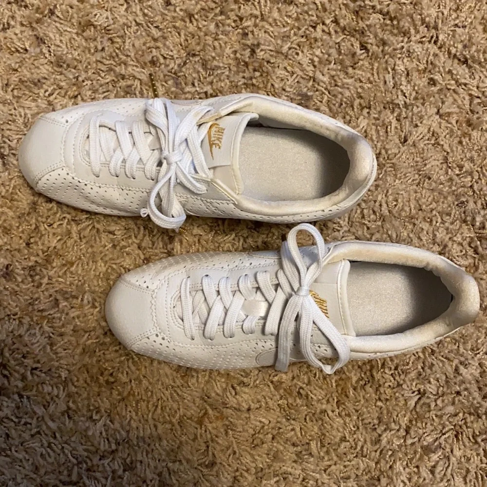 Nikes - Picture 3 of 4